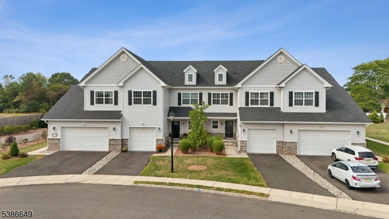 Attached, Exterior, Facade, Rowhouse