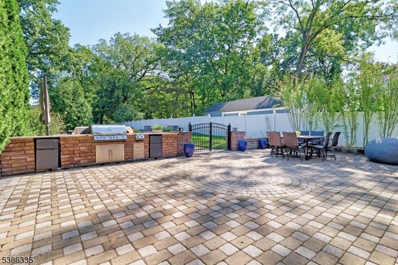 Exterior, Outdoor Kitchen