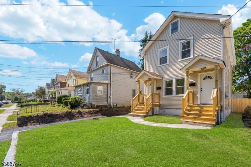 Backyard, Exterior, Facade, Queen Anne Victorian