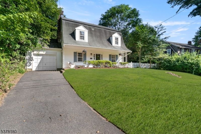 Attached, Exterior, Facade, Cape Cod