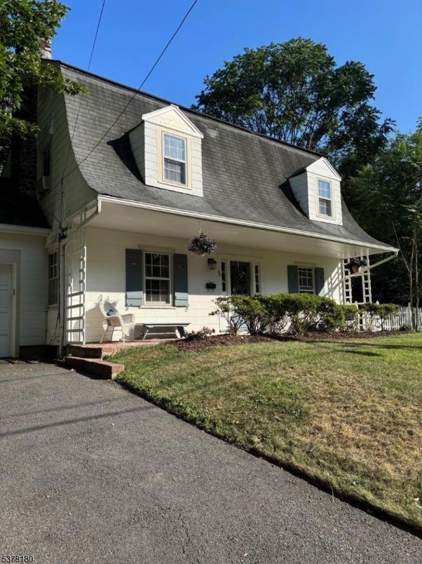 Attached, Exterior, Facade, Cape Cod