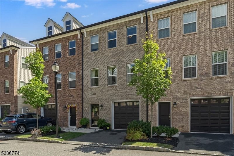 Attached, Exterior, Facade, Brick Facade, Rowhouse