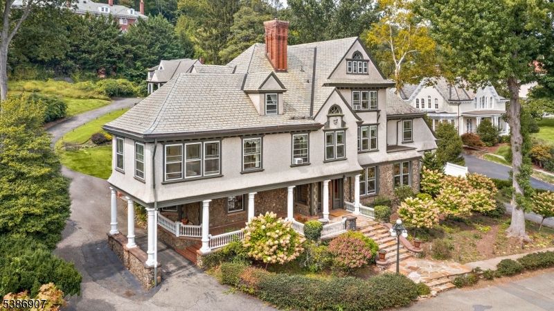Exterior, Facade, Queen Anne Victorian