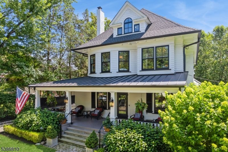 Exterior, Facade, Queen Anne Victorian