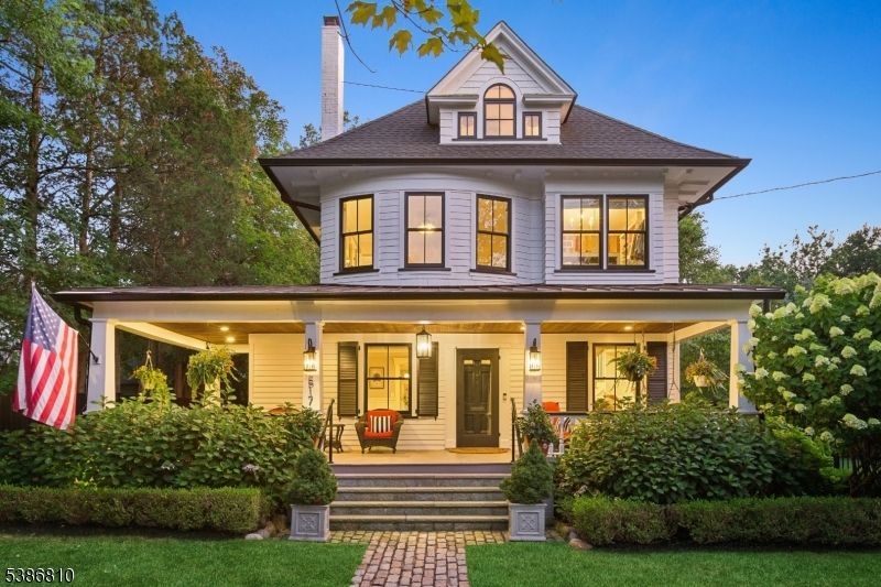 Exterior, Facade, American Foursquare