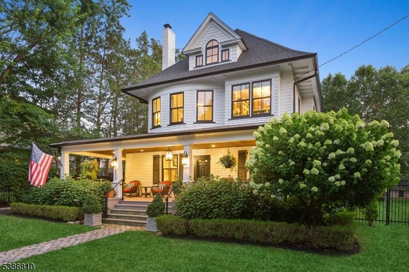 Exterior, Facade, American Foursquare