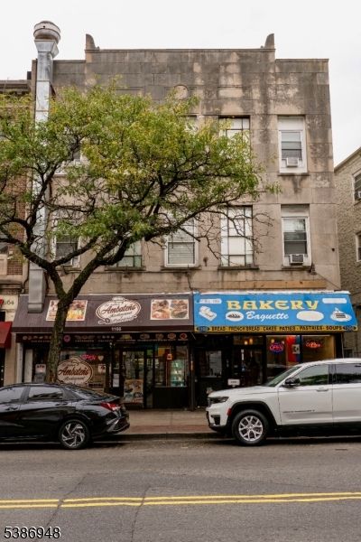 Exterior, Facade, Rowhouse