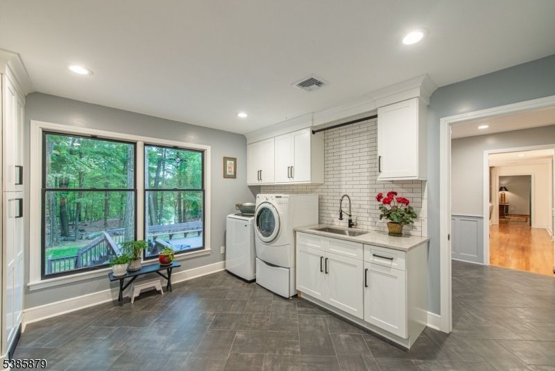 Interior, Recessed Lighting, Washer, Wood Texture Flooring