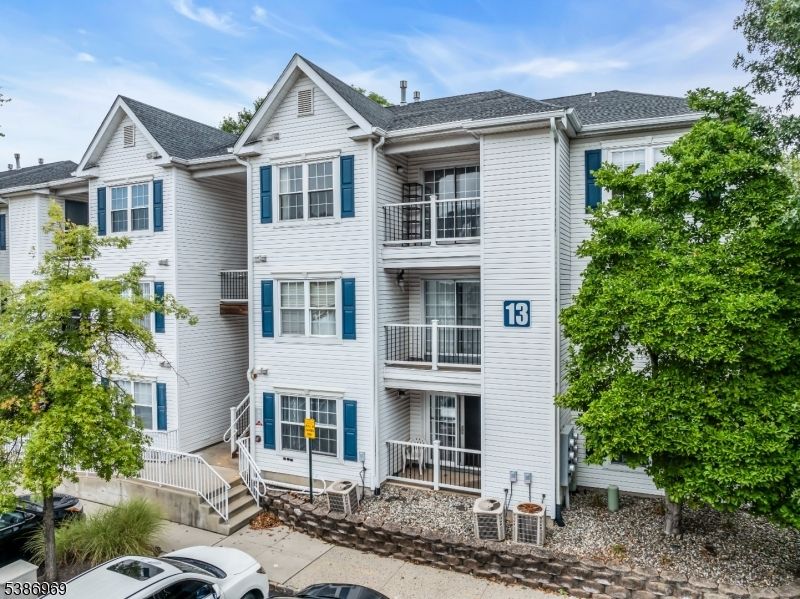 Exterior, Facade, Rowhouse