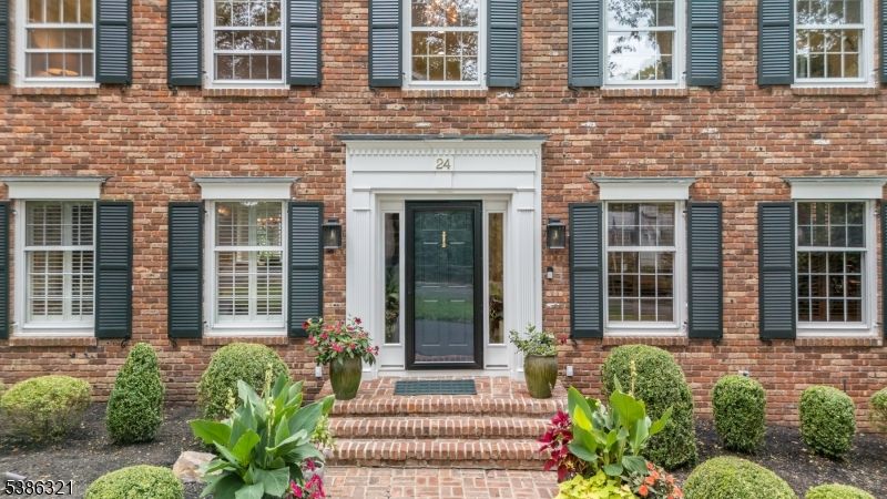 Exterior, Facade, Brick Facade, Georgian
