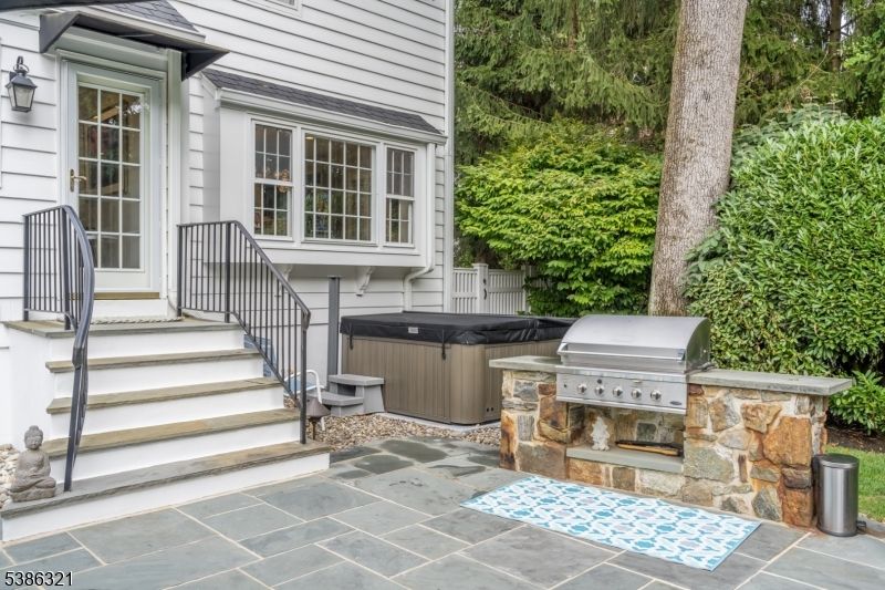 Exterior, Hot Tub, Outdoor Kitchen