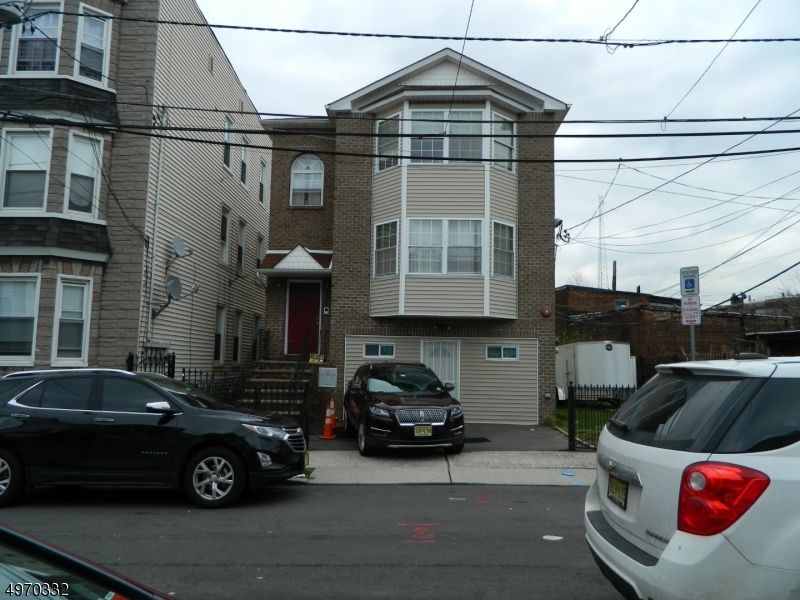 Exterior, Facade, Brick Facade, Rowhouse