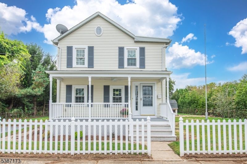 Exterior, Facade, Queen Anne Victorian