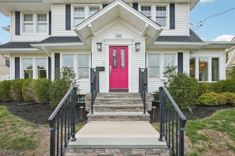 Exterior, Facade, Queen Anne Victorian