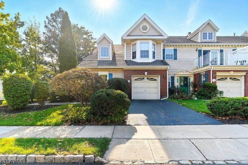 Attached, Exterior, Facade, Brick Facade, Queen Anne Victorian