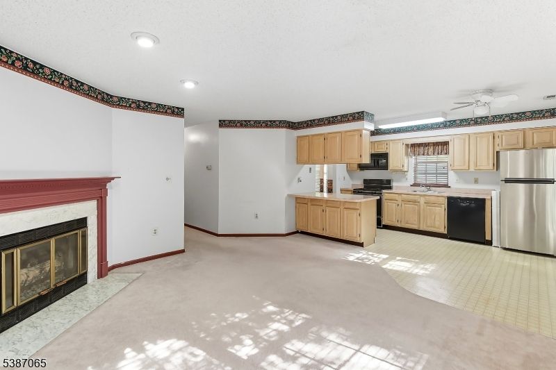 Fireplace, Interior, Kitchen, Recessed Lighting