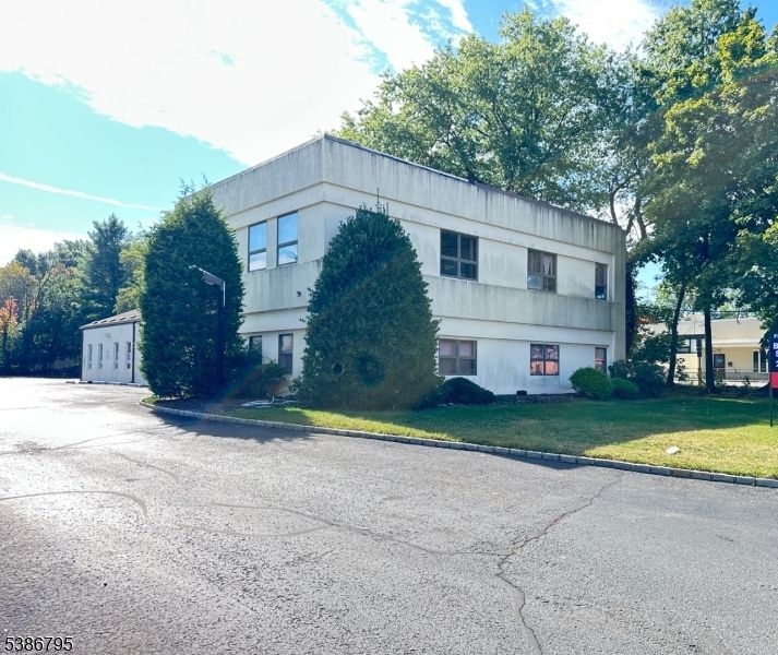 Exterior, Facade, Raised Ranch