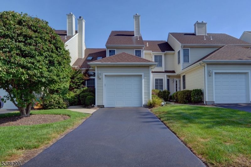 Attached, Exterior, Facade, Ranch