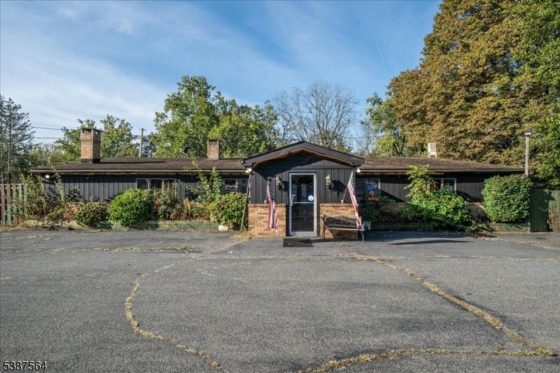 Backyard, Exterior, Facade, Ranch