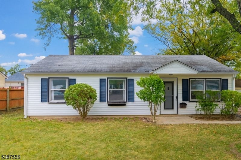 Exterior, Facade, Cape Cod