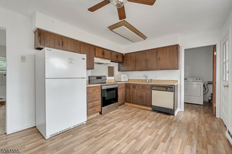 Interior, Kitchen, Washer, Wood Texture Flooring