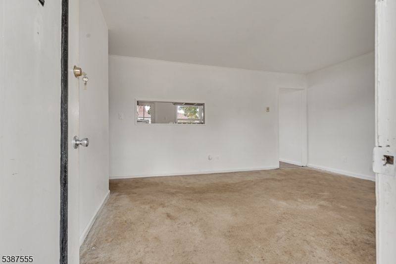 Empty room, Interior