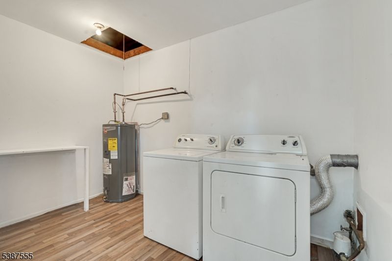 Interior, Washer, Wood Texture Flooring