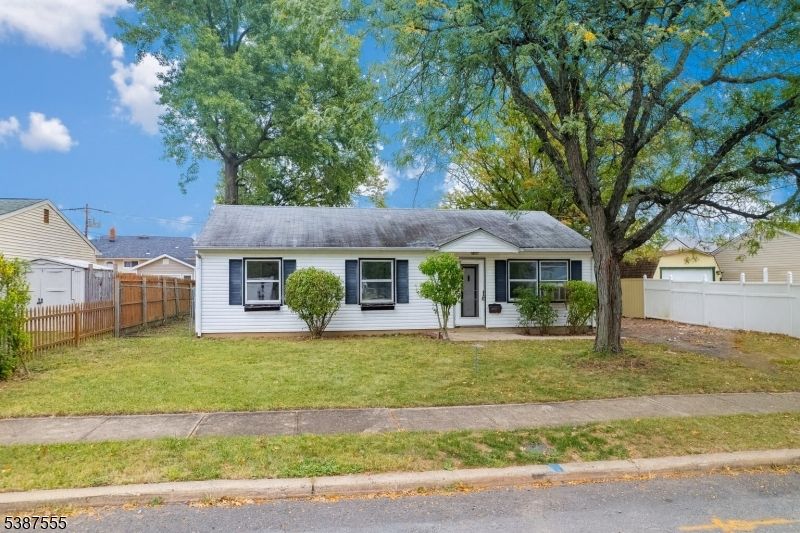 Exterior, Facade, Cape Cod