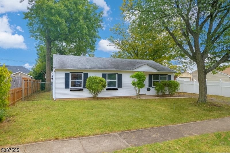 Backyard, Exterior, Facade, Cape Cod