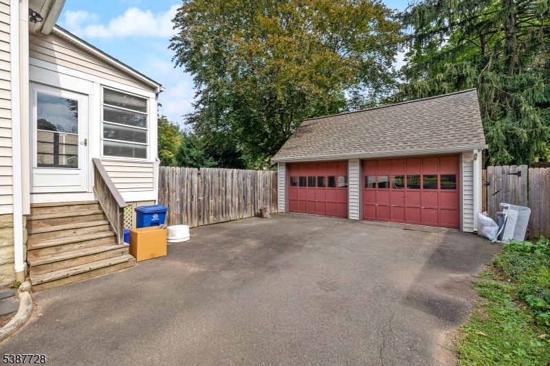 Detached Garage, Exterior