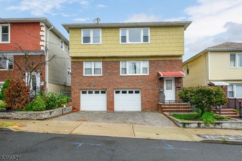 Attached, Exterior, Facade, Brick Facade, Split Level