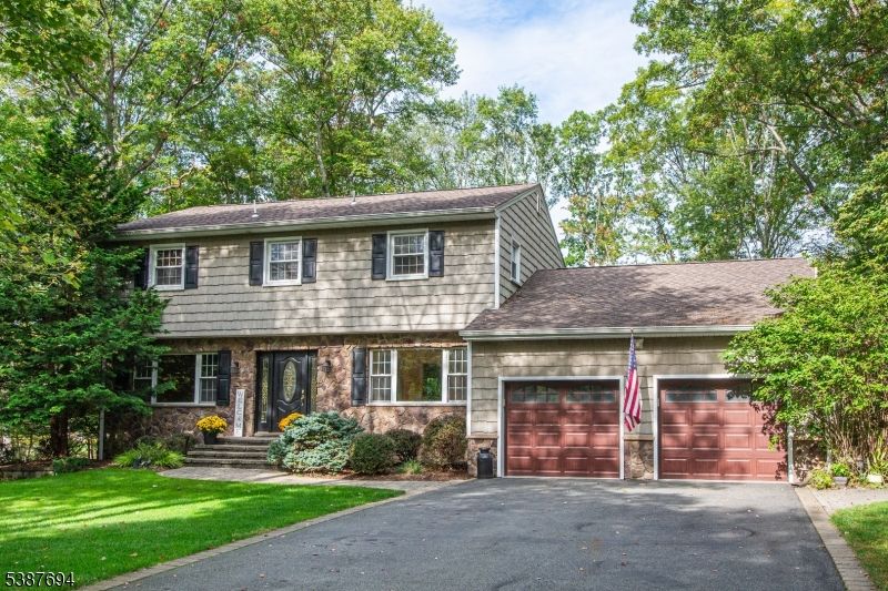 Attached, Exterior, Facade, Split Level