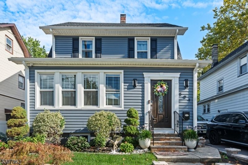 Exterior, Facade, American Foursquare