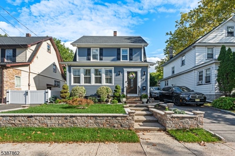 Exterior, Facade, American Foursquare