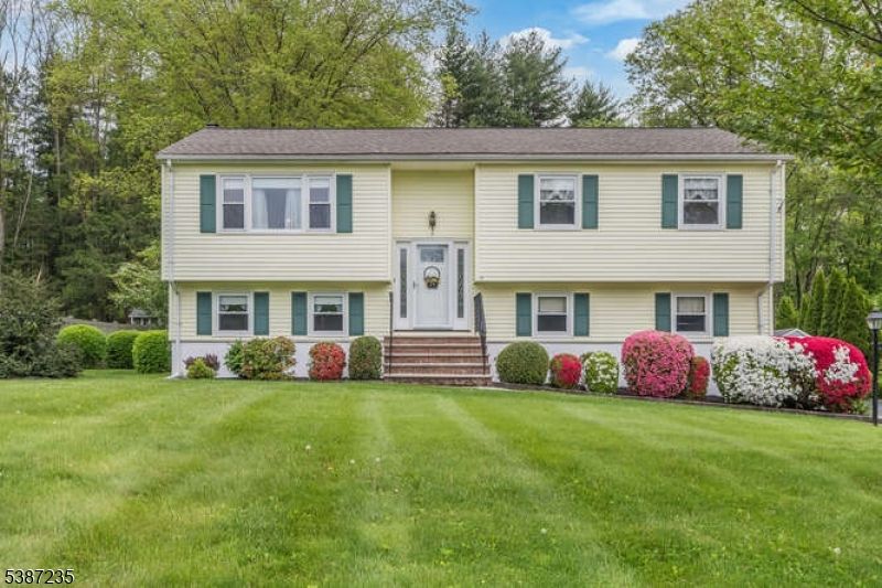Backyard, Exterior, Facade, Raised Ranch