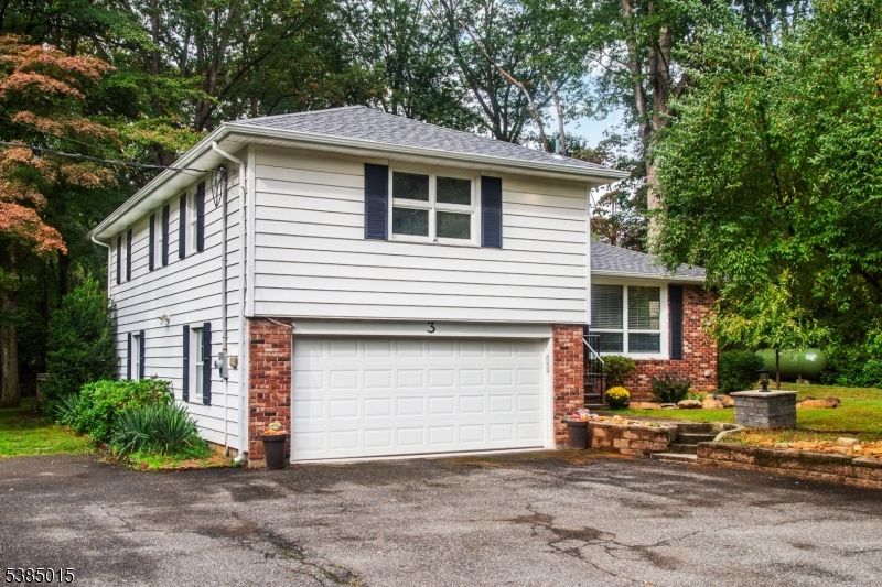 Attached, Exterior, Facade, Brick Facade, Split Level