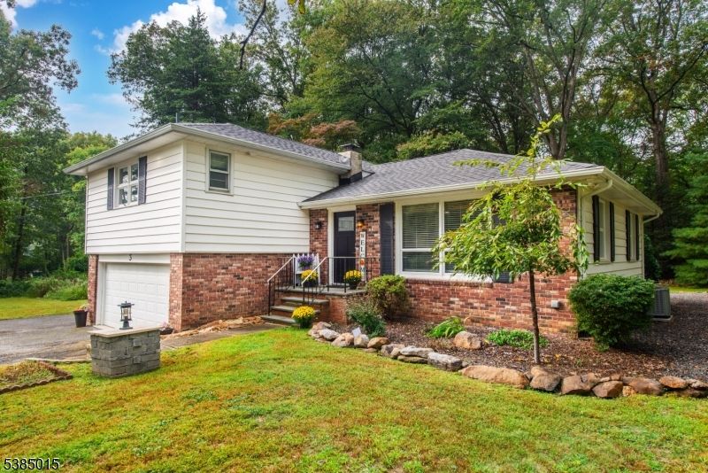 Attached, Exterior, Facade, Brick Facade, Split Level