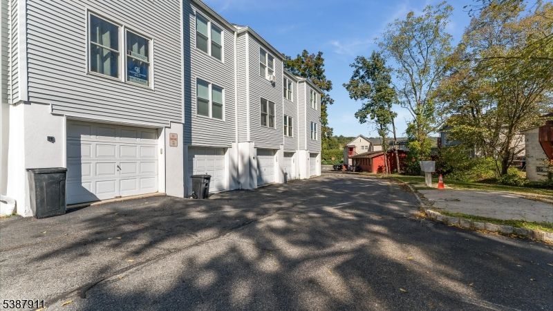 Attached, Exterior, Facade, Rowhouse