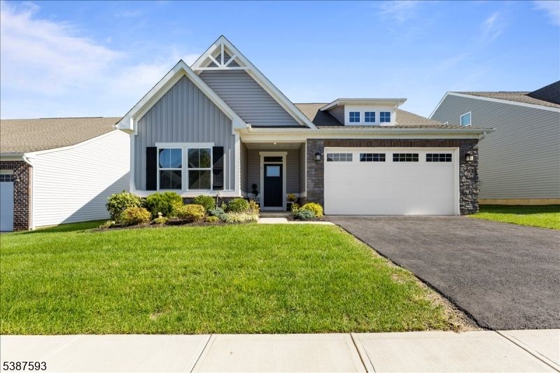 Attached, Exterior, Facade, American Craftsman