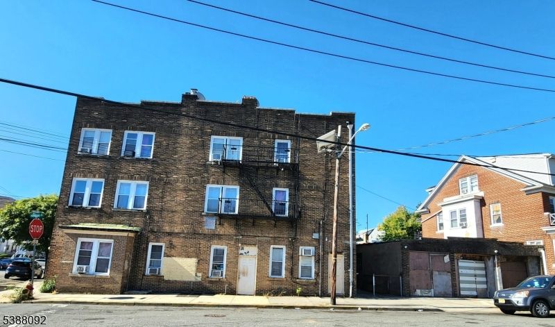 Exterior, Facade, Brick Facade, Rowhouse