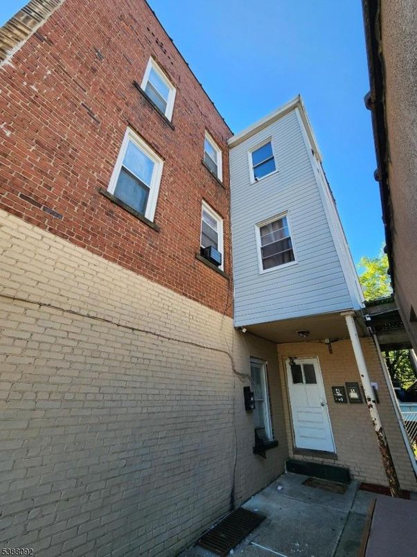 Exterior, Facade, Brick Facade, Rowhouse