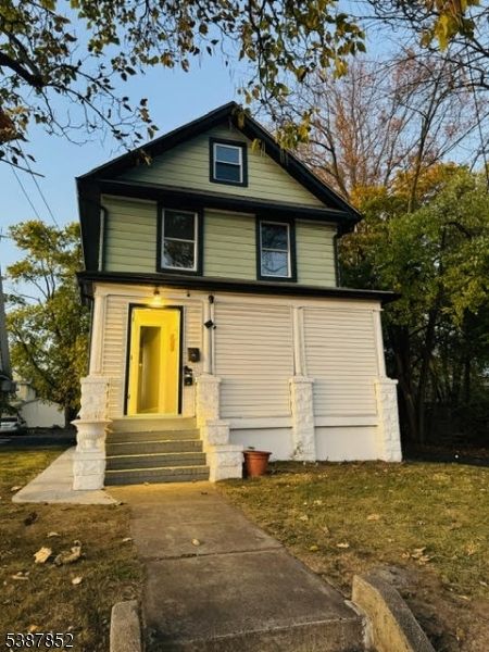 Exterior, Facade, Queen Anne Victorian