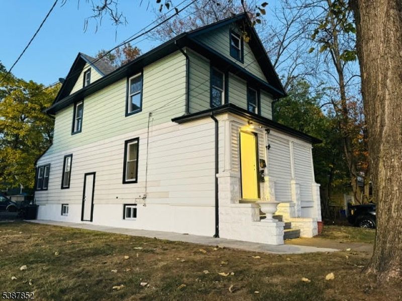Backyard, Exterior, Facade, Queen Anne Victorian
