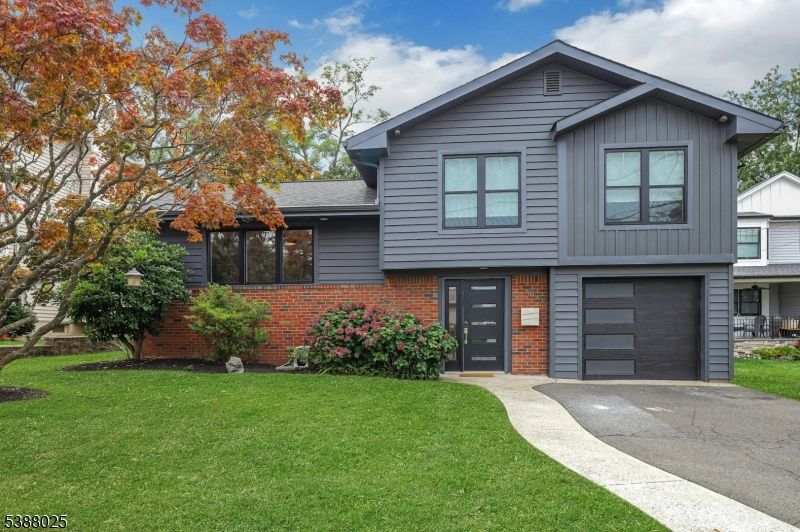 Attached, Exterior, Facade, Brick Facade, Split Level