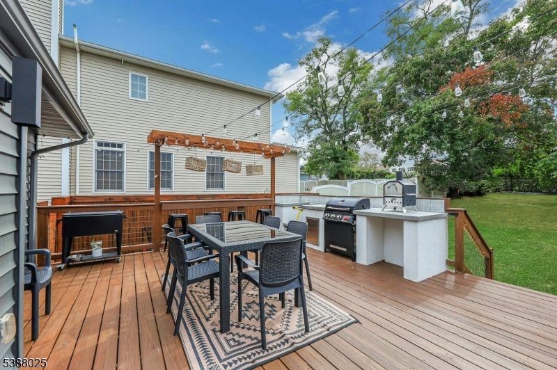 Backyard, Exterior, Outdoor Kitchen