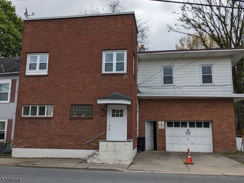 Attached, Exterior, Facade, Brick Facade, Rowhouse