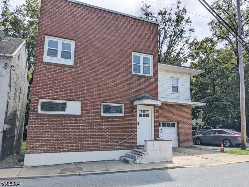 Attached, Exterior, Facade, Brick Facade, Rowhouse