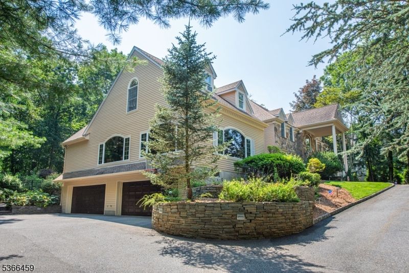 Attached, Exterior, Facade, Queen Anne Victorian