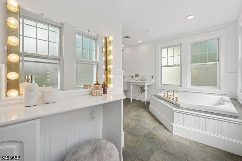 Bathroom, Interior, Recessed Lighting