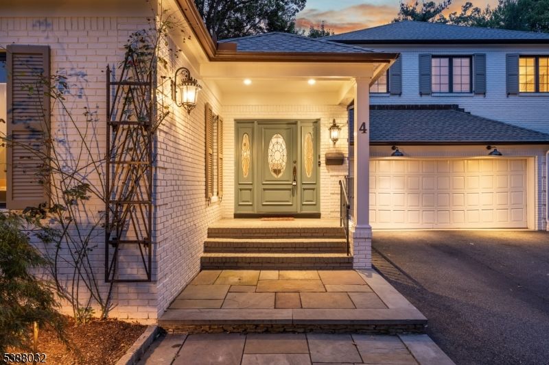 Attached, Exterior, Facade, None